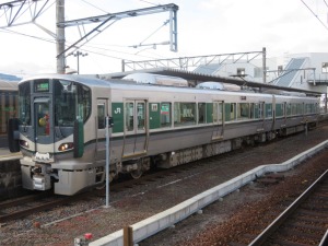 JR橋本駅に停車中の227系電車