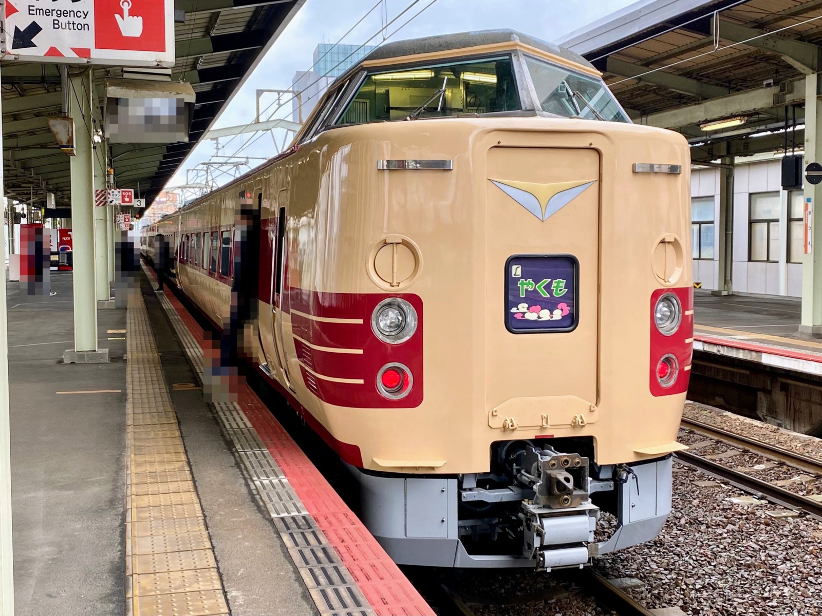 JR松江駅にて停車中の国鉄381系電車（特急やくも号、国鉄色塗装）