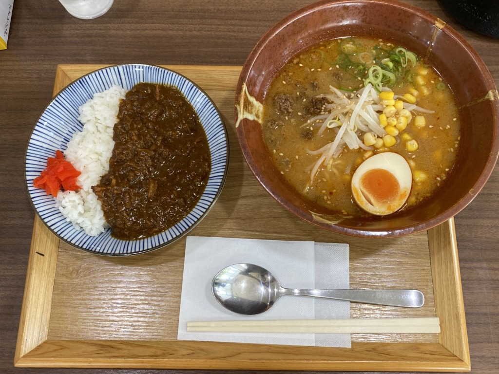 島根県大田市のラーメン店「麺屋松」でいただける「昔ながらの味噌ラーメン」と「ミニカレー」