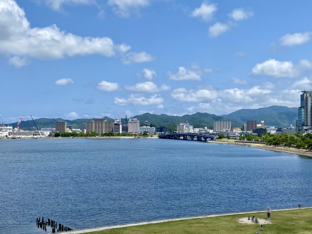 島根県立美術館（松江市）の展望デッキから松江城方面を望む