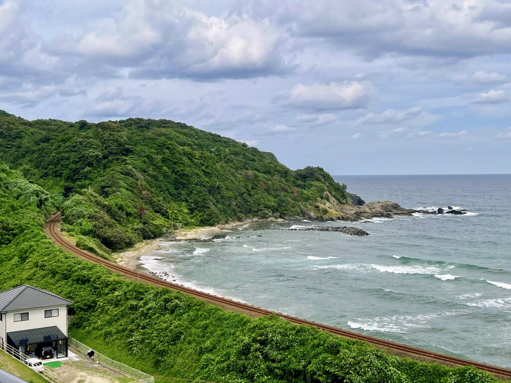 「ゆうひパーク三隅」から見た景色。日本海のすぐそばに線路が敷かれている