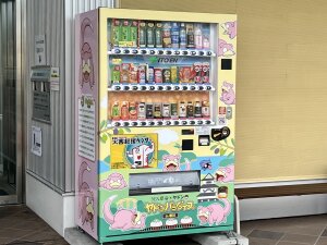 香川県東かがわ市の「ひとの駅さんぼんまつ」に設置されているヤドンのラッピング自販機