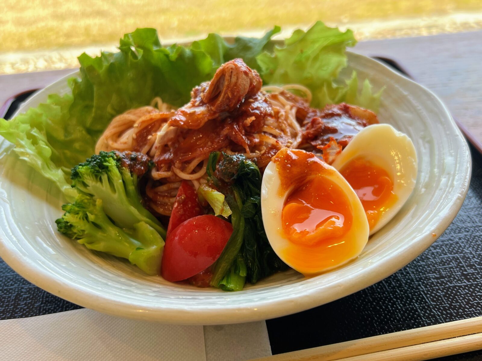 島根県雲南市にある「出雲そばレストランむらげ」の「ピリ辛おろち麺」（拡大写真）
