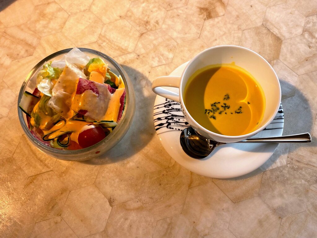 「カフェ＆バー ブリリオ」セットのサラダとスープ